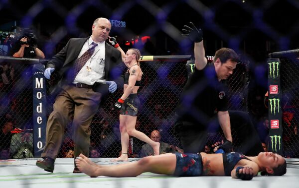 Валентина Шевченко радуется победе над Джессикой Гла в рамках турнира UFC 238 Валентина Шевченко радуется победе над Джессикой Гла в рамках турнира UFC 238