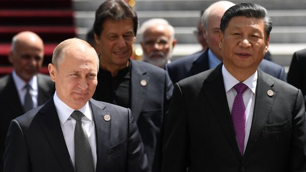 Президент РФ Владимир Путин и председатель КНР Си Цзиньпин на церемонии фотографирования глав государств - членов ШОС в Бишкеке Президент РФ Владимир Путин и председатель КНР Си Цзиньпин на церемонии фотографирования глав государств - членов ШОС в Бишкеке