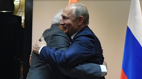 Президент РФ Владимир Путин и премьер-министр Индии Нарендра Моди во время встречи в Бишкеке Президент РФ Владимир Путин и премьер-министр Индии Нарендра Моди во время встречи в Бишкеке