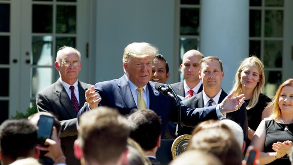 Поздравление Дональда Трампа с днем рождения в саду у Белого дома. 14 июня 2019 Поздравление Дональда Трампа с днем рождения в саду у Белого дома. 14 июня 2019