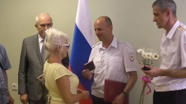 В Ростовскую область за гражданством РФ: жителям Донбасса вручили паспорта В Ростовскую область за гражданством РФ: жителям Донбасса вручили паспорта