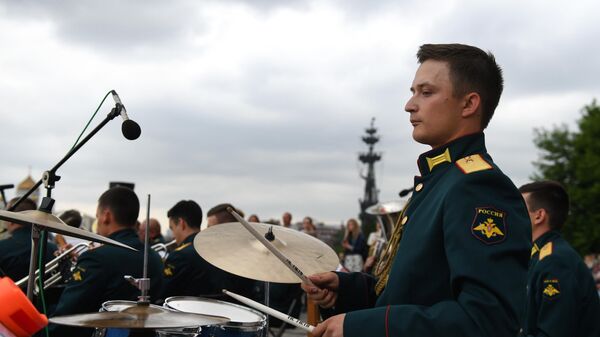 Музыканты Военного оркестра Военного университета Министерства обороны Российской Федерации под управлением дирижера Филиппа Самонина выступают на Крымской набережной у сухого фонтана в парке искусств Музеон в Москве в рамках программы Военные оркестры в парках Музыканты Военного оркестра Военного университета Министерства обороны Российской Федерации под управлением дирижера Филиппа Самонина выступают на Крымской набережной у сухого фонтана в парке искусств Музеон в Москве в рамках программы Военные оркестры в парках