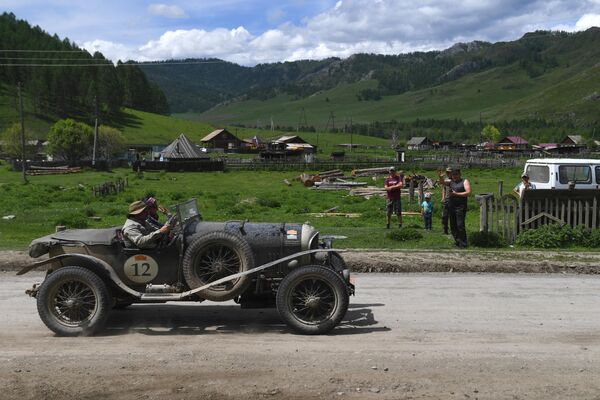 Участники международного ралли на старинных автомобилях Пекин - Париж 2019 на автомобильной дороге в Республике Алтай на автомобиле Bentley Super Sports (1925 г.) Участники международного ралли на старинных автомобилях Пекин - Париж 2019 на автомобильной дороге в Республике Алтай на автомобиле Bentley Super Sports (1925 г.)