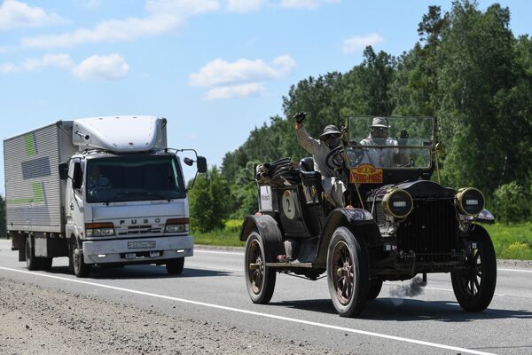 Участники международного ралли на старинных автомобилях Пекин - Париж 2019 на автомобильной дороге Чуйский тракт в Алтайском крае на автомобиле с паровым двигателем White MM Pullman (1910) Участники международного ралли на старинных автомобилях Пекин - Париж 2019 на автомобильной дороге Чуйский тракт в Алтайском крае на автомобиле с паровым двигателем White MM Pullman (1910)