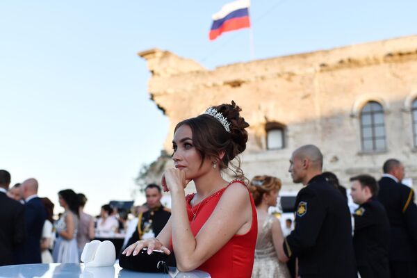 Участница VI Международного Большого Севастопольского Офицерского Бала на площади Михайловской Береговой батареи Участница VI Международного Большого Севастопольского Офицерского Бала на площади Михайловской Береговой батареи