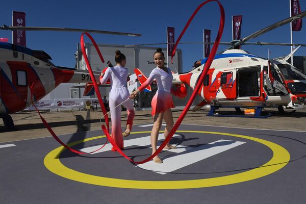 Выступление гимнасток с лентой на международном аэрокосмическом салоне Paris Air Show 2019 во Франции Выступление гимнасток с лентой на международном аэрокосмическом салоне Paris Air Show 2019 во Франции