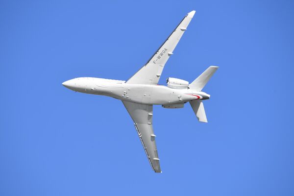 Реактивный самолёт бизнес-класса. Выпускается компанией Dassault Aviation, сконструирован на базе Falcon 900 совершает полет на международном аэрокосмическом салоне Paris Air Show 2019 во Франции Реактивный самолёт бизнес-класса. Выпускается компанией Dassault Aviation, сконструирован на базе Falcon 900 совершает полет на международном аэрокосмическом салоне Paris Air Show 2019 во Франции