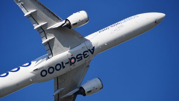 Дальнемагистральный широкофюзеляжный пассажирский самолёт Airbus A350-1000 совершает полет на международном аэрокосмическом салоне Paris Air Show 2019 во Франции Дальнемагистральный широкофюзеляжный пассажирский самолёт Airbus A350-1000 совершает полет на международном аэрокосмическом салоне Paris Air Show 2019 во Франции