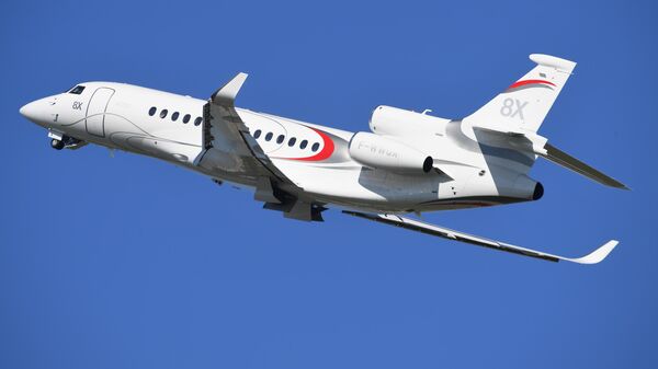 Реактивный самолёт бизнес-класса. Выпускается компанией Dassault Aviation, сконструирован на базе Falcon 900 совершает полет на международном аэрокосмическом салоне Paris Air Show 2019 во Франции Реактивный самолёт бизнес-класса. Выпускается компанией Dassault Aviation, сконструирован на базе Falcon 900 совершает полет на международном аэрокосмическом салоне Paris Air Show 2019 во Франции