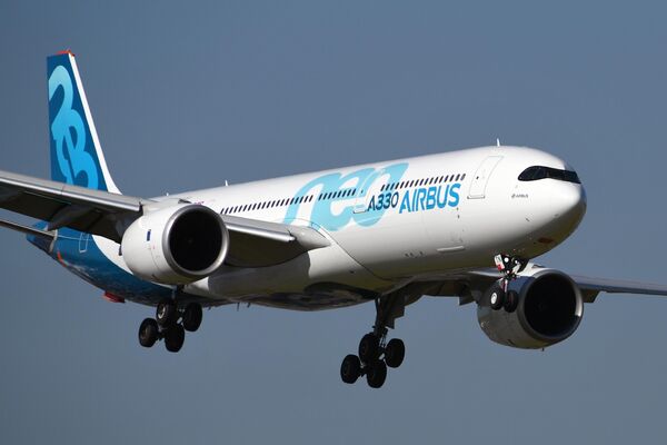 Широкофюзеляжный пассажирский самолёт фирмы Airbus A330 совершает полет на международном аэрокосмическом салоне Paris Air Show 2019 во Франции Широкофюзеляжный пассажирский самолёт фирмы Airbus A330 совершает полет на международном аэрокосмическом салоне Paris Air Show 2019 во Франции