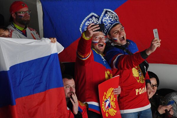 Болельщики сборной России делаю селфи Болельщики сборной России делаю селфи