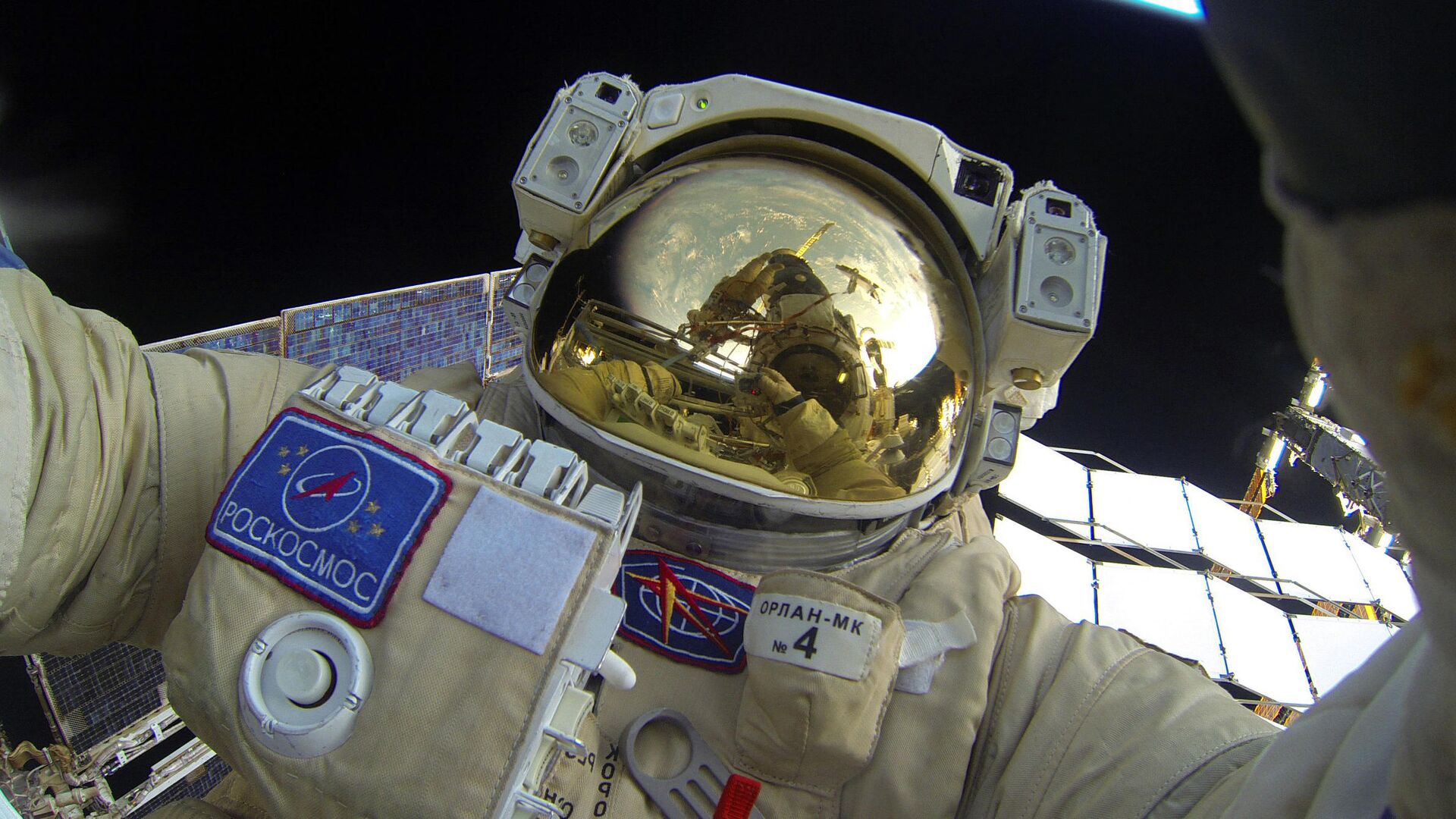 Космонавты на МКС разберут на части старый российский скафандр