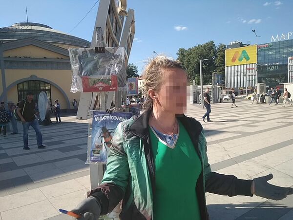 Продавщица газет у метро Продавщица газет у метро