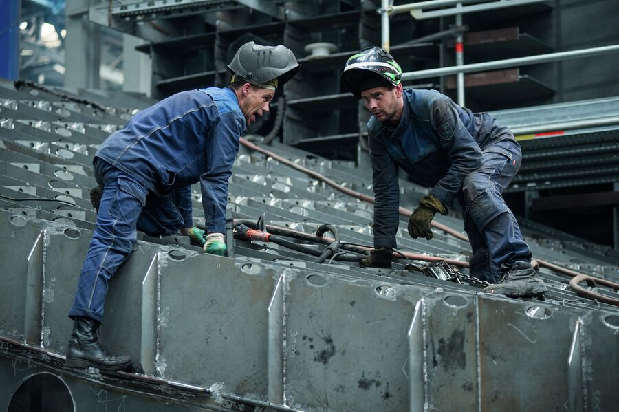 Сварщики ССК Звезда в блоке корпусных производств Сварщики ССК Звезда в блоке корпусных производств