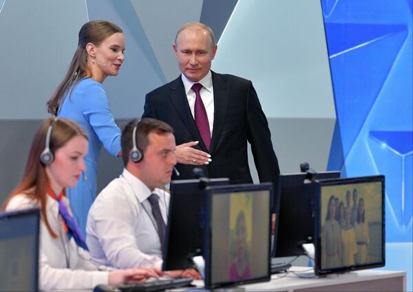 Президент РФ Владимир Путин перед началом ежегодной специальной программы Прямая линия с Владимиром Путиным Президент РФ Владимир Путин перед началом ежегодной специальной программы Прямая линия с Владимиром Путиным