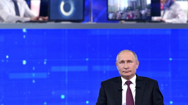 Президент России Владимир Путин отвечает на вопросы во время ежегодной специальной программы Прямая линия с Владимиром Путиным