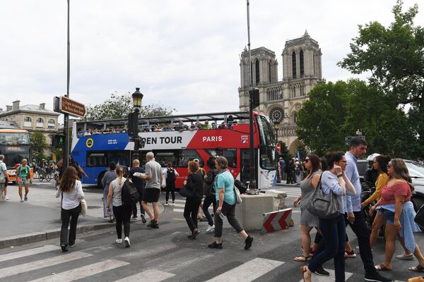 Горожане и туристы на площади у Собора Парижской Богоматери (Notre Dame de Paris) в Париже Горожане и туристы на площади у Собора Парижской Богоматери (Notre Dame de Paris) в Париже