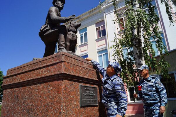 Памятник Федору Хихлушке и Лире Памятник Федору Хихлушке и Лире