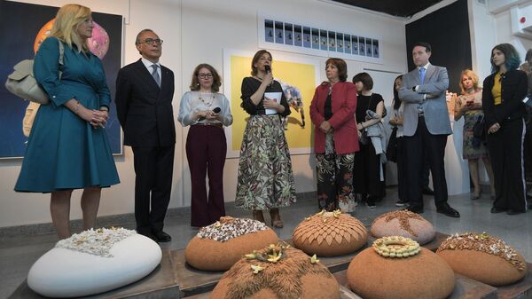 Чрезвычайный и полномочный посол Италии в РФ Паскуале Терраччано (второй слева) во время церемонии открытия выставки Путешествие в искусство в Московском музее современного искусства. Чрезвычайный и полномочный посол Италии в РФ Паскуале Терраччано (второй слева) во время церемонии открытия выставки Путешествие в искусство в Московском музее современного искусства.