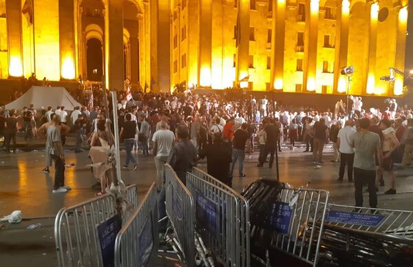 Участники акции протеста у здания парламента Грузии в Тбилиси. 21 июня 2019 Участники акции протеста у здания парламента Грузии в Тбилиси. 21 июня 2019