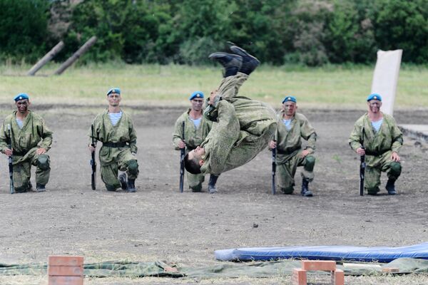 Военнослужащие на сводной тренировке динамического показа боевых возможностей в рамках предстоящего Международного военно-технического форума Армия-2019 в парке Патриот Военнослужащие на сводной тренировке динамического показа боевых возможностей в рамках предстоящего Международного военно-технического форума Армия-2019 в парке Патриот