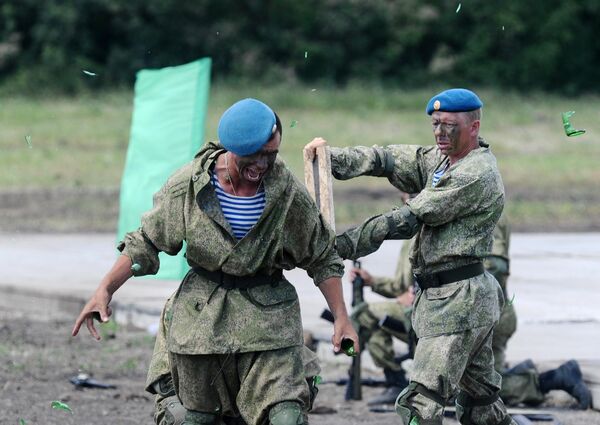 Военнослужащие на сводной тренировке динамического показа боевых возможностей в рамках предстоящего Международного военно-технического форума Армия-2019 в военно-патриотическом парке Патриот Военнослужащие на сводной тренировке динамического показа боевых возможностей в рамках предстоящего Международного военно-технического форума Армия-2019 в военно-патриотическом парке Патриот