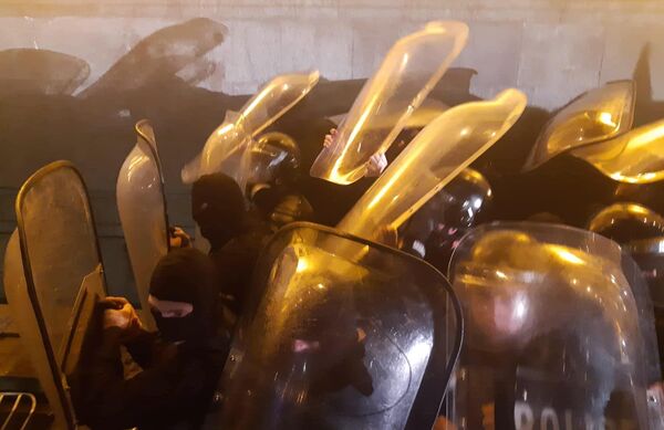 Сотрудники полиции во время акции протеста у здания парламента Грузии в Тбилиси. Оппозиция в Грузии сорвала сессию МАП (Межпарламентской ассамблеи православия) и устроила беспорядки на улицах Тбилиси, требуя отставки президента МАП Сергея Гаврилова Сотрудники полиции во время акции протеста у здания парламента Грузии в Тбилиси. Оппозиция в Грузии сорвала сессию МАП (Межпарламентской ассамблеи православия) и устроила беспорядки на улицах Тбилиси, требуя отставки президента МАП Сергея Гаврилова