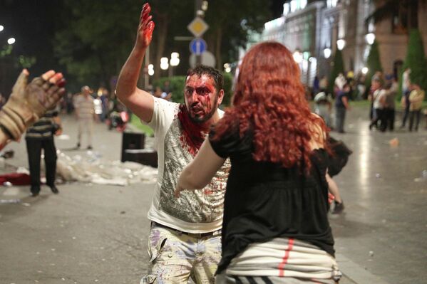Мужчина, пострадавший во время акции протеста у здания парламента Грузии в Тбилиси Мужчина, пострадавший во время акции протеста у здания парламента Грузии в Тбилиси