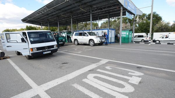 Автомобили на пункте пропуска Армянск на границе России и Украины Автомобили на пункте пропуска Армянск на границе России и Украины