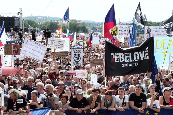 Участники протестной акции в Праге против премьер-министра Андрея Бабиша. 23 июня 2019 Участники протестной акции в Праге против премьер-министра Андрея Бабиша. 23 июня 2019