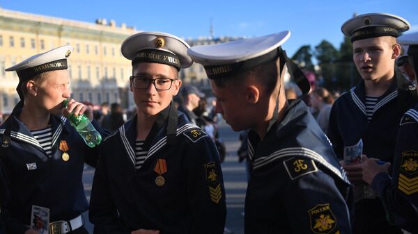 Курсанты Нахимовского училища на Дворцовой площади во время концерта в рамках праздника выпускников Алые паруса в Санкт-Петербурге Курсанты Нахимовского училища на Дворцовой площади во время концерта в рамках праздника выпускников Алые паруса в Санкт-Петербурге