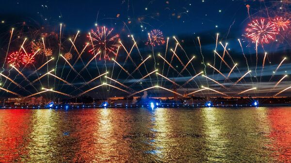 Фейерверк на празднике выпускников “Алые паруса” в Санкт-Петербурге Фейерверк на празднике выпускников “Алые паруса” в Санкт-Петербурге