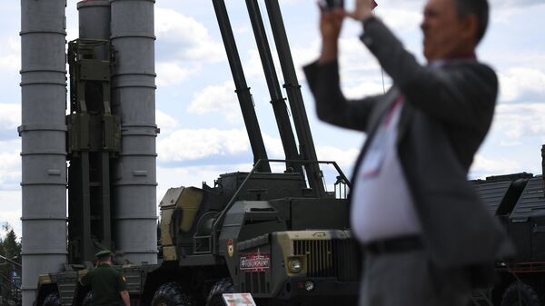 Пусковая установка зенитно-ракетного комплекса (ЗРК) С-300 Фаворит на Международном военно-техническом форуме Армия-2019 Пусковая установка зенитно-ракетного комплекса (ЗРК) С-300 Фаворит на Международном военно-техническом форуме Армия-2019