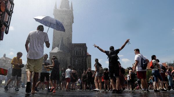 Люди в жаркий день на Староместской площади в Праге, Чехия
