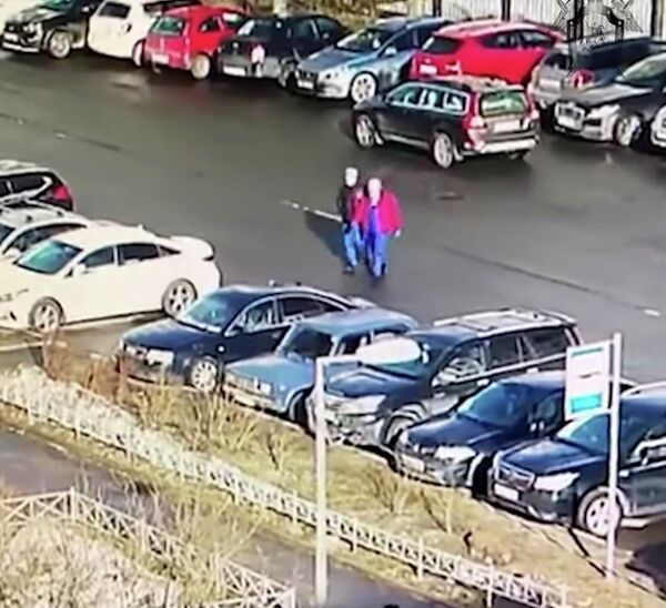 Напавшие на сотрудников больницы попали в объектив камеры видеонаблюдения (по центру) Напавшие на сотрудников больницы попали в объектив камеры видеонаблюдения (по центру)