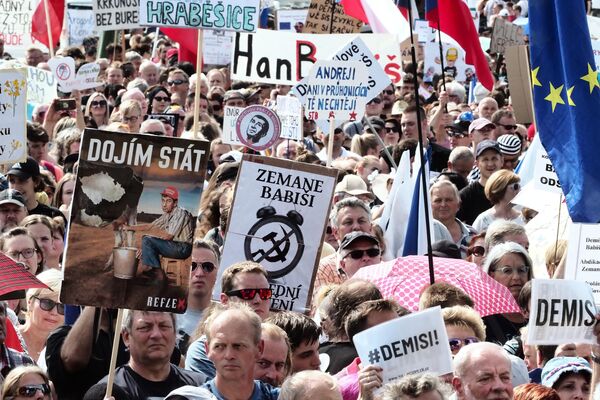 Участники протестной акции в Праге против премьер-министра Андрея Бабиша Участники протестной акции в Праге против премьер-министра Андрея Бабиша