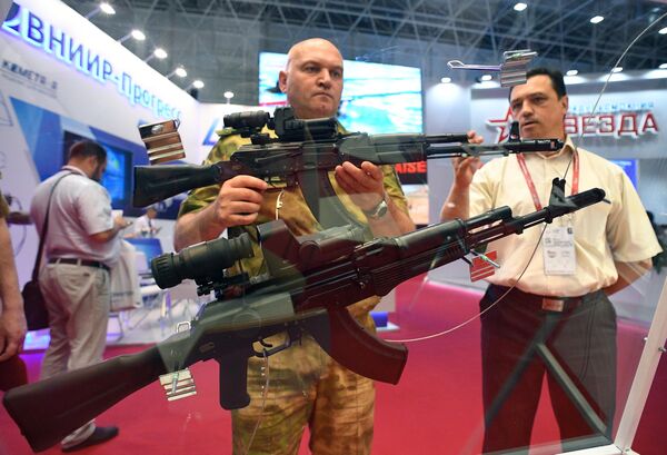 Посетители на стенде компании ОКБ ВАЛДАЙ на Международном военно-техническом форуме Армия-2019 Посетители на стенде компании ОКБ ВАЛДАЙ на Международном военно-техническом форуме Армия-2019