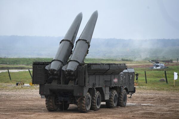 Самоходная пусковая установка 9П78-1 Искандер-М во время демонстрации ходовых и огневых возможностей на полигоне Алабино Самоходная пусковая установка 9П78-1 Искандер-М во время демонстрации ходовых и огневых возможностей на полигоне Алабино