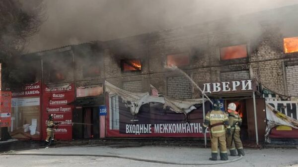 Сотрудники МЧС во время ликвидации пожара в Советском районе Волгограда
