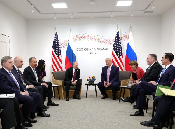 Президент РФ Владимир Путин и президент США Дональд Трамп (четвертый справа) во время встречи на полях саммита Группы двадцати в Осаке Президент РФ Владимир Путин и президент США Дональд Трамп (четвертый справа) во время встречи на полях саммита Группы двадцати в Осаке