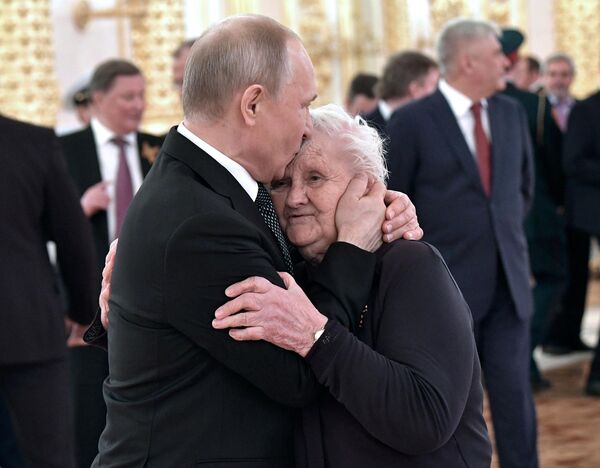Президент РФ Владимир Путин и классный руководитель президента РФ Владимира Путина Вера Гуревич Президент РФ Владимир Путин и классный руководитель президента РФ Владимира Путина Вера Гуревич