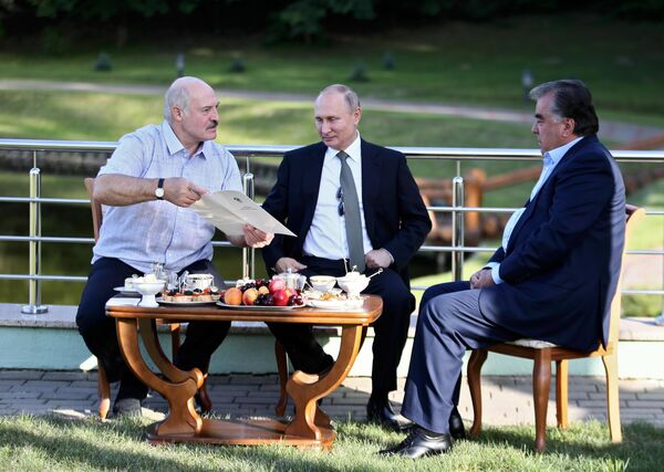 Александр Лукашенко, Владимир Путин и Эмомали Рахмон во время неформальной встречи в Минске Александр Лукашенко, Владимир Путин и Эмомали Рахмон во время неформальной встречи в Минске