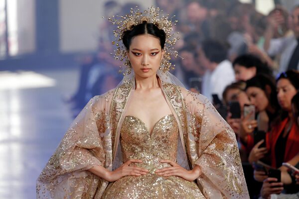 Модель на показе Elie Saab в рамках Недели высокой моды в Париже Модель на показе Elie Saab в рамках Недели высокой моды в Париже