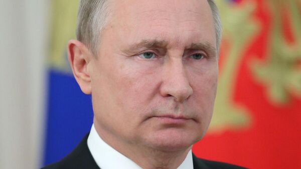 Владимир Путин во время обращения к строителям, добровольцам и жителям бамовских городов и посёлков по случаю 45-летия с начала строительства БАМа. 7 июля 2019 Владимир Путин во время обращения к строителям, добровольцам и жителям бамовских городов и посёлков по случаю 45-летия с начала строительства БАМа. 7 июля 2019