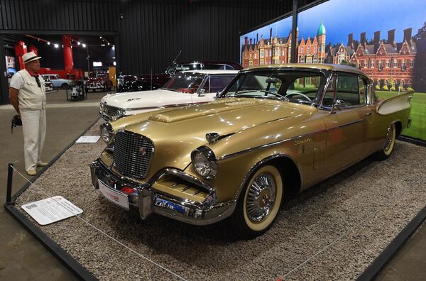 Посетитель около автомобиля Studebaker Golden Hawk (США) во время открытия самого большого в России автомузея Моторы Октября Посетитель около автомобиля Studebaker Golden Hawk (США) во время открытия самого большого в России автомузея Моторы Октября