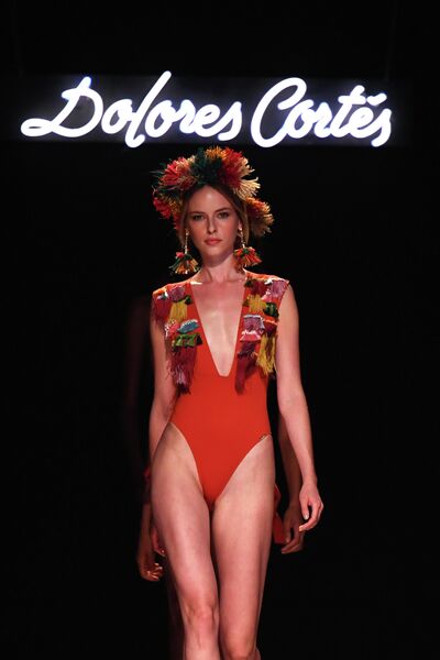 Модель на показе Dolores Cortes в рамках Недели моды Mercedes Benz в Мадриде Модель на показе Dolores Cortes в рамках Недели моды Mercedes Benz в Мадриде