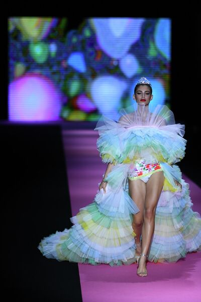 Модель на показе Andres Sarda в рамках Недели моды Mercedes Benz в Мадриде Модель на показе Andres Sarda в рамках Недели моды Mercedes Benz в Мадриде