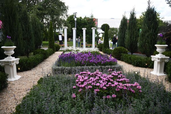 Садовая композиция на VIII Московском Международном фестивале садов и цветов Moscow Flower Show в парке искусств Музеон Садовая композиция на VIII Московском Международном фестивале садов и цветов Moscow Flower Show в парке искусств Музеон