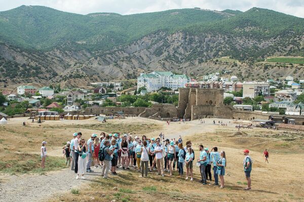 Выезд школы Современная реставрация на экскурсию в Генуэзскую крепость, г. Судак Выезд школы Современная реставрация на экскурсию в Генуэзскую крепость, г. Судак