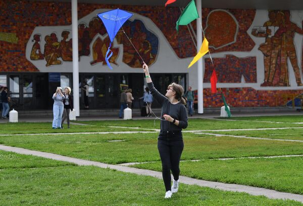 Девушка запускает воздушного змея на фестивале науки и технологий Geek Picnic 2019 Жить вечно/Immortality Девушка запускает воздушного змея на фестивале науки и технологий Geek Picnic 2019 Жить вечно/Immortality